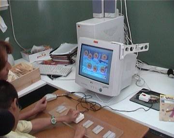 A child uses Kanghooru to control a game that teaches him syllables. 