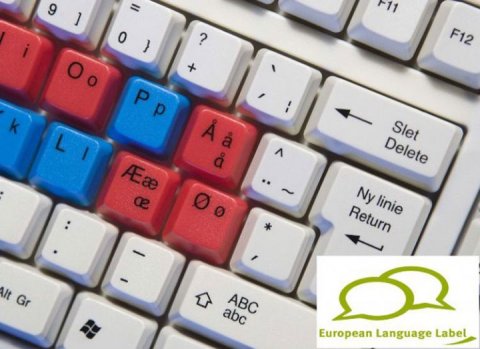 Detail view of the keyboard with letter keys labeled in lower case and upper case form, while the additional buttons are labeled in both English and Danish.  